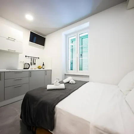 1914 Studio Apartment