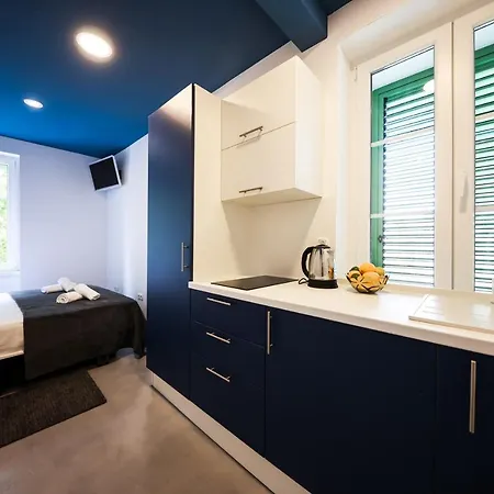 1914 Studio Apartment *