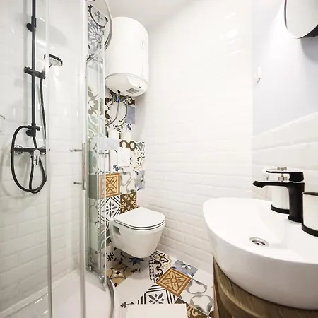 1914 Studio Apartment